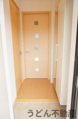 玄関　うどん県のお部屋探しはうどん不動産へ うどんちゃんとLINE