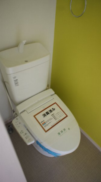 トイレ　落ち着いた色調のトイレです