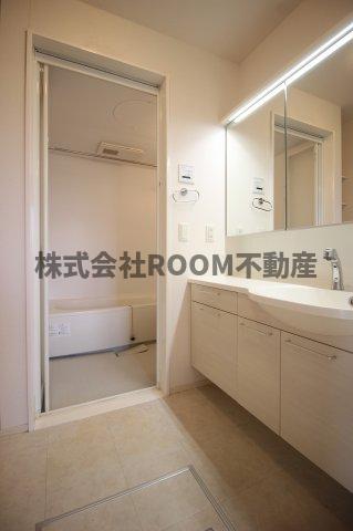 洗面設備　ゆったりとスペースのある洗面所