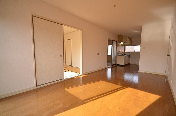 エントランス　リビング→和室