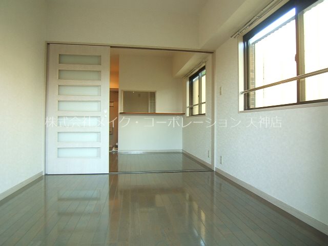 居室・リビング　実際のお部屋に出窓はございませ。