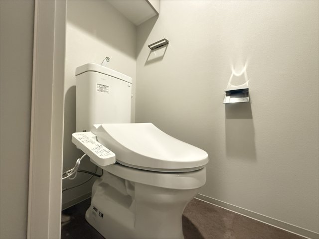 トイレ　落ち着いた色調のトイレです