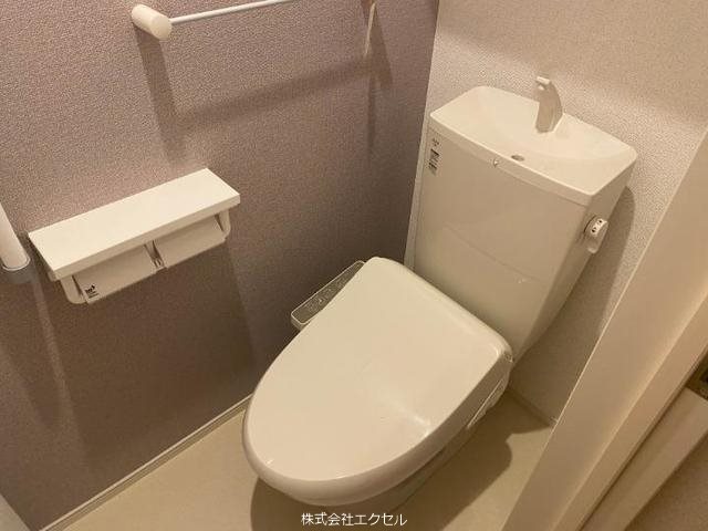 トイレ　温水洗浄便座です。