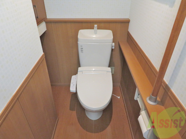 トイレ　トイレは手すりも付いていて広くてよさそうです