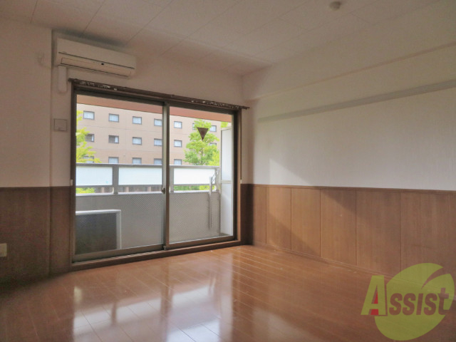 居室・リビング　９．５帖の広いお部屋で、壁も２色で温かみのあるお部屋ですね