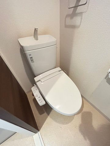 トイレ　落ち着いた色調のトイレです
