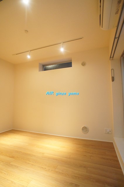 居室・リビング　明るく開放的なお部屋になります。テレワークにもいいですね。