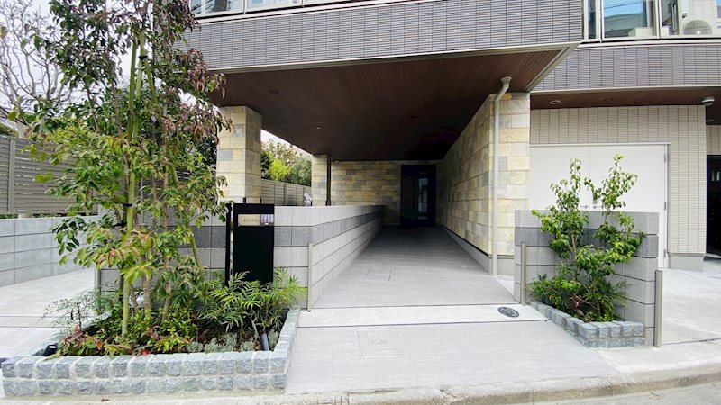 エントランス　お洒落な建物デザイン♪