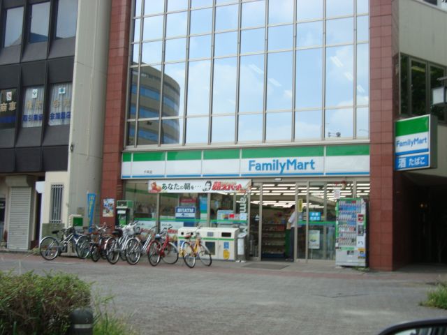 コンビニ　ファミリーマート（コンビニ）まで340m