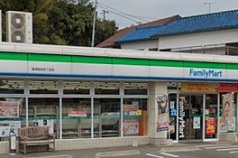 コンビニ　ファミリーマート（コンビニ）まで579m