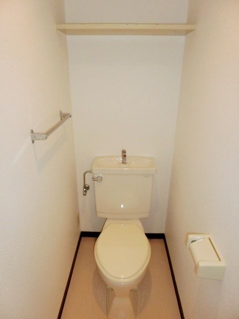 トイレ　トイレはシンプルですね。