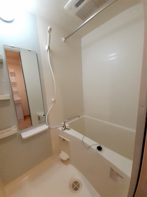 バス・シャワールーム　コンパクトで使いやすいお風呂です