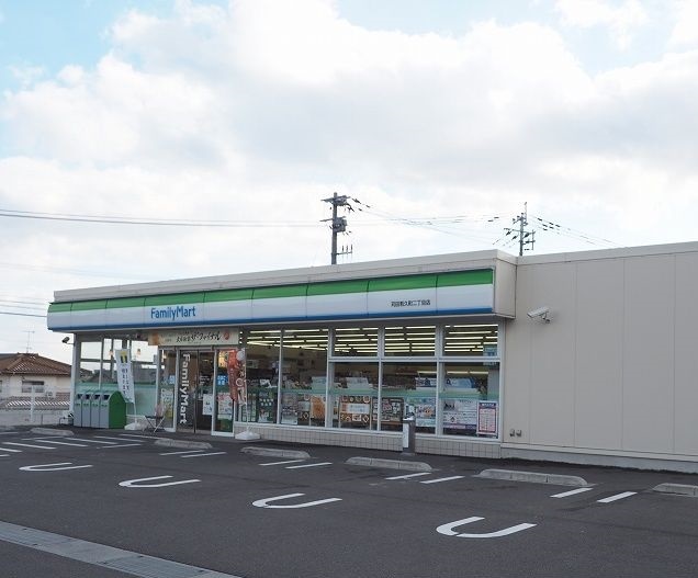 コンビニ　ファミリーマート（コンビニ）まで700m
