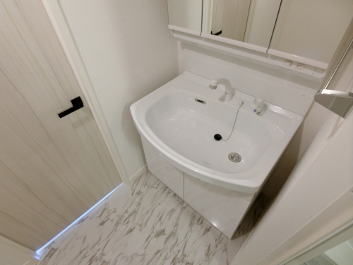 洗面設備　類似物件の写真を使用しており、イメージ図となります。配色等が