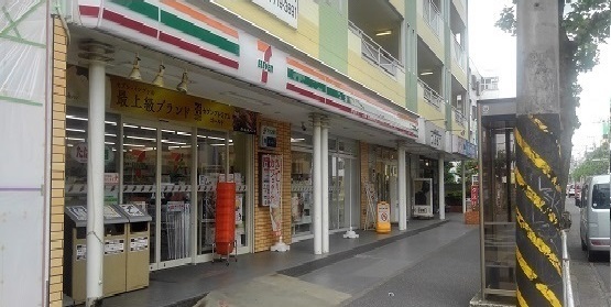 コンビニ　セブンイレブン（コンビニ）まで700m