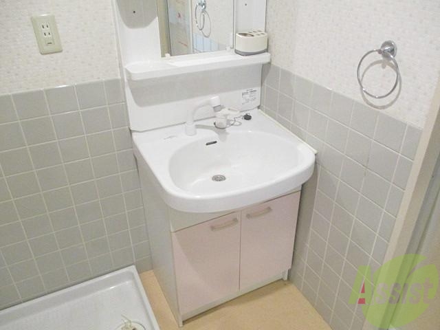 洗面設備　シャンドレ付きの洗面台なので朝の身支度が簡単になります