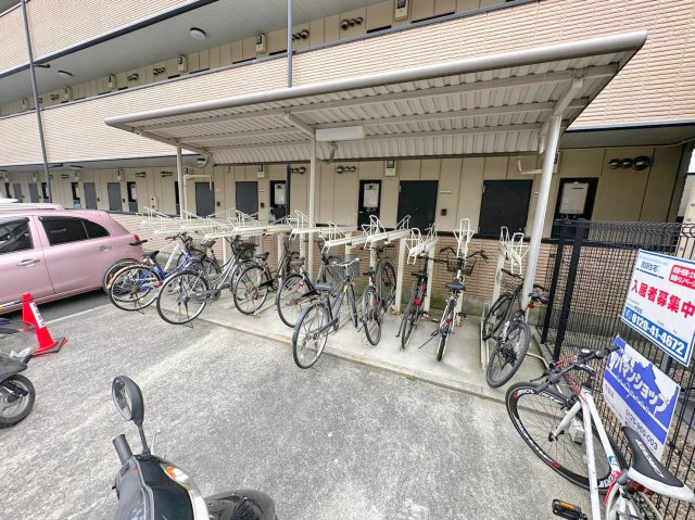 駐車場　敷地内には入居者専用の駐輪スペースもあります。