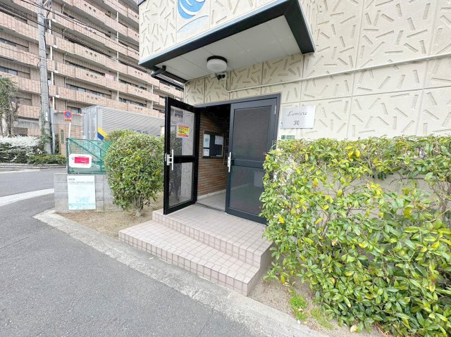 エントランス　電気も多く明るいエントランスなので帰宅しても安心。