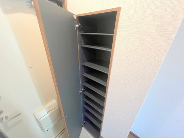 収納　大きいシューズボックスは靴がいっぱい入れれますね。