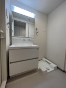 洗面設備　内装は別部屋の参考写真です。