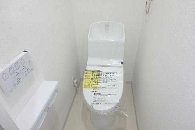トイレ　室内写真は他のお部屋の参考写真となります。