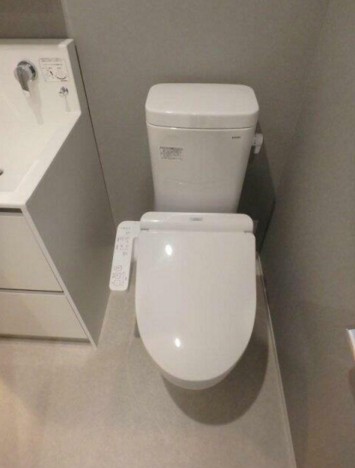 トイレ　温水洗浄便座。