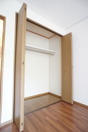 収納　パイプハンガーがあるので、畳まず衣類を掛ける事ができます