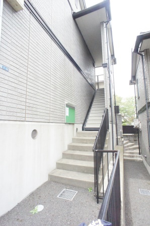 エントランス　雨の日でも安心な屋根付き階段です