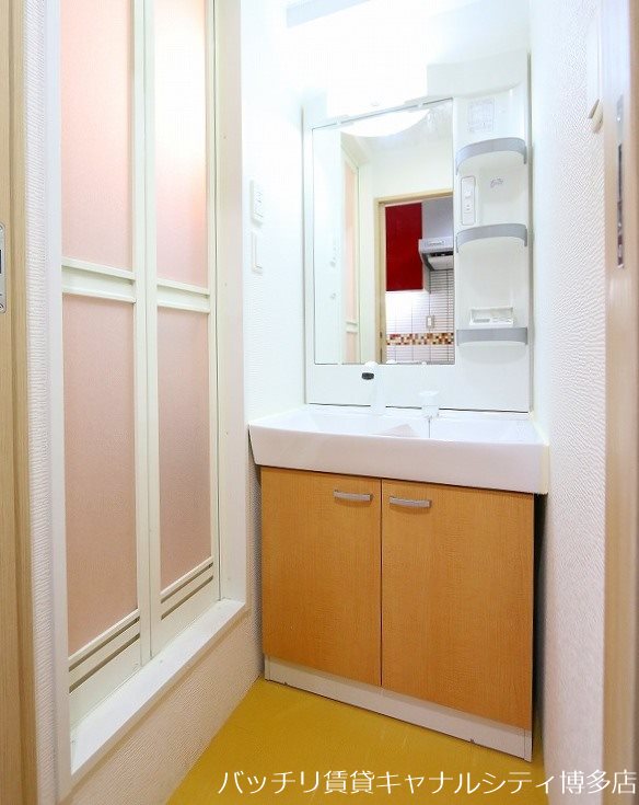 洗面設備　画像は別号室イメージの為、現況を優先いたします。
