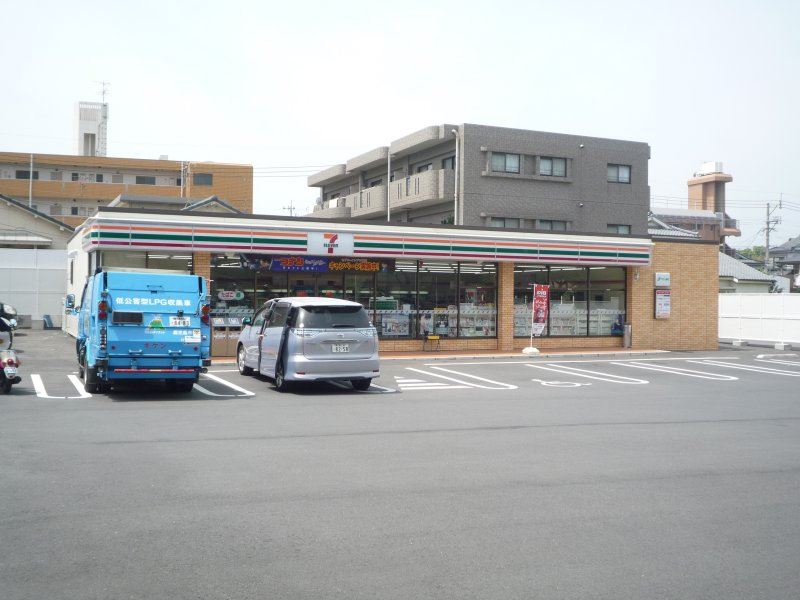 コンビニ　セブンイレブン（コンビニ）まで200m