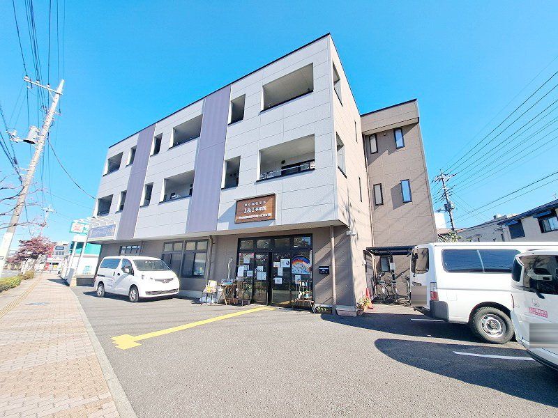建物外観　駐車場