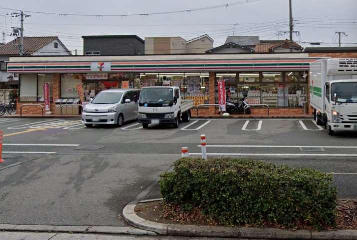 コンビニ　セブンイレブン（コンビニ）まで575m
