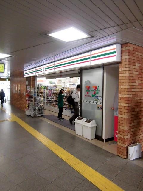 コンビニ　セブンイレブン ハートインJR西九条駅改札口店（コンビニ）まで278m