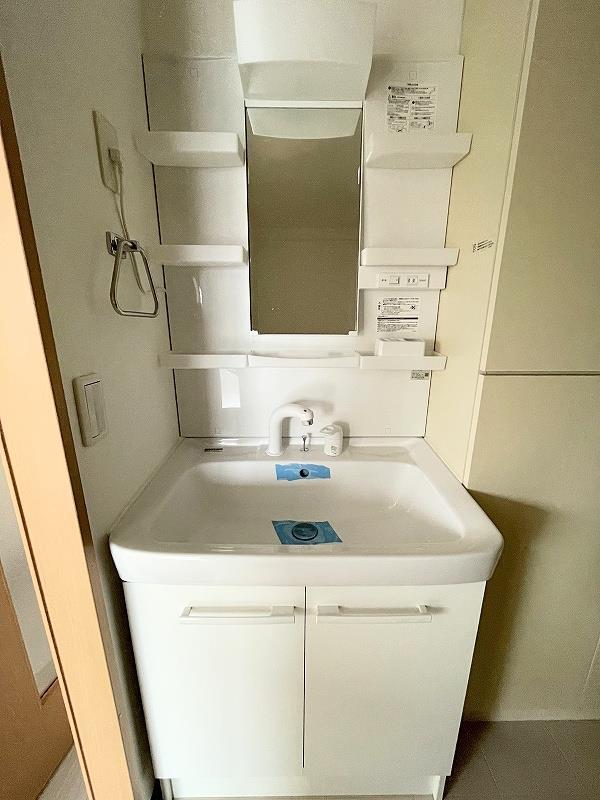 洗面設備　洗髪洗面化粧台（シャワー付き洗面）