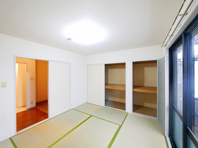その他部屋・スペース　落ち着いた色調の寝室です