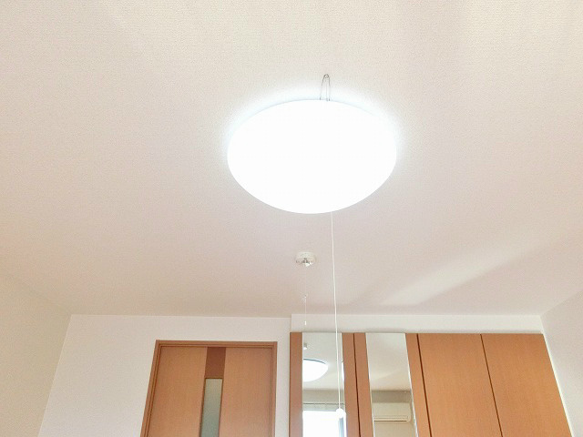その他　お部屋全体を明るく包み込むシーリングライト。