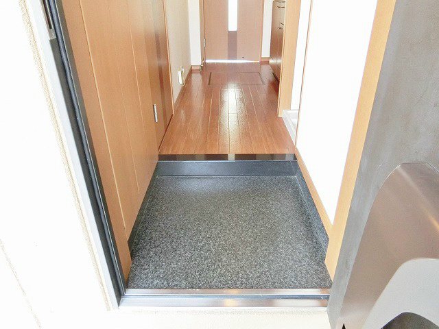玄関　すっきりした印象の玄関スペース。シューズBoxがあります。