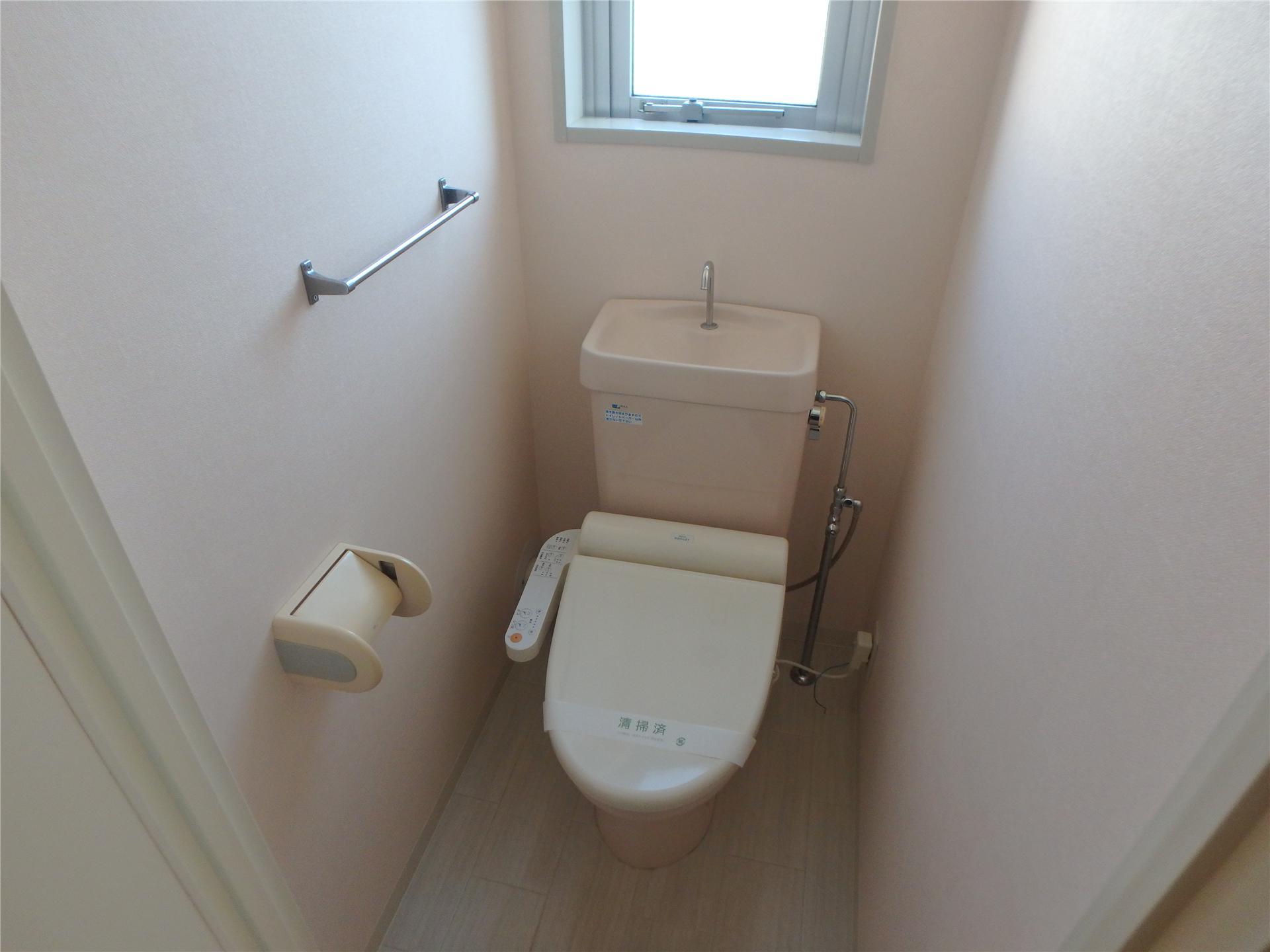 トイレ　窓があり換気の出来るトイレです
