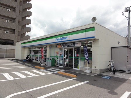 コンビニ　ファミリーマート西条中央七丁目店（コンビニ）まで588m