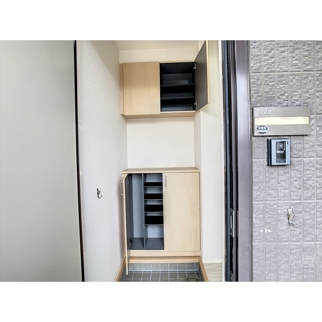 玄関　上下の下駄箱で靴を整理できます