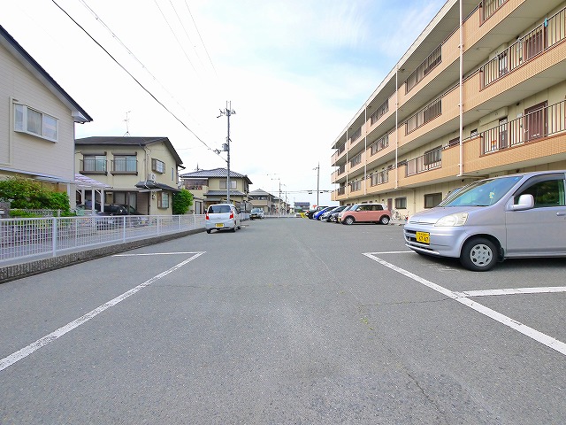 駐車場　車をお持ちの方に嬉しい駐車場付きの物件です