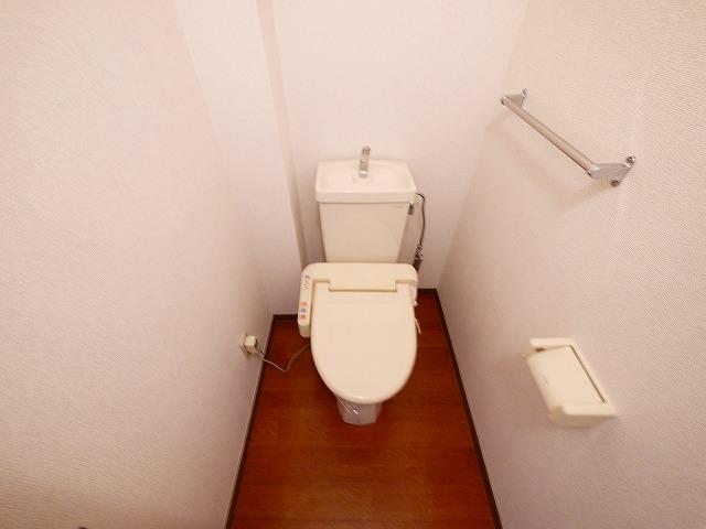 トイレ　落ち着いた色調のトイレです