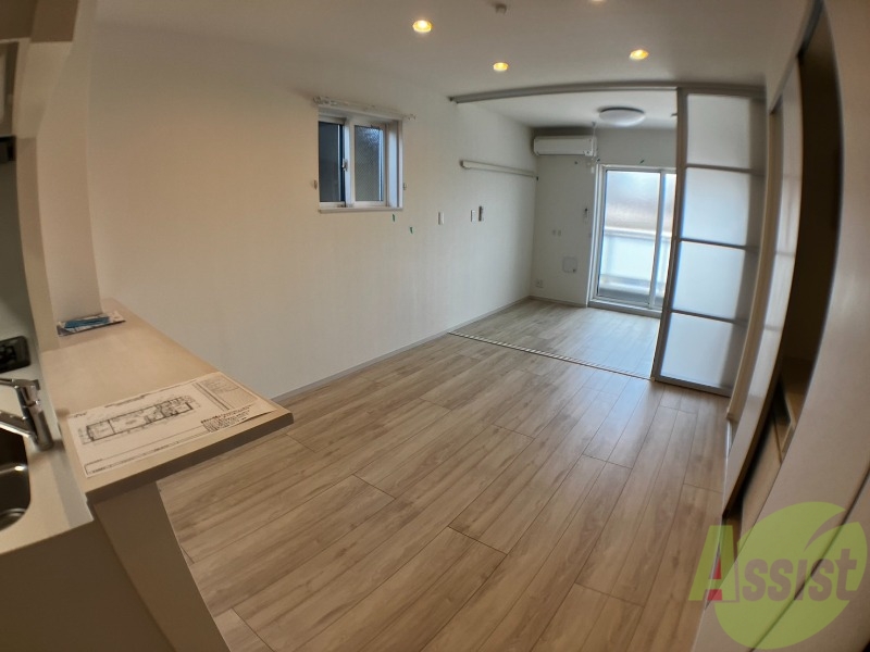その他部屋・スペース　１０帖の洋室です。日差しがあり明るい印象でした。