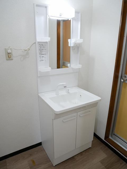 洗面設備　ゆったりとスペースのある洗面所