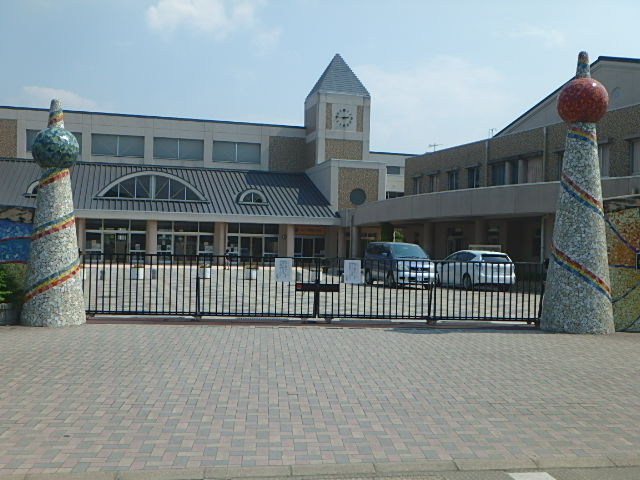 小学校　南風小学校（小学校）まで330m