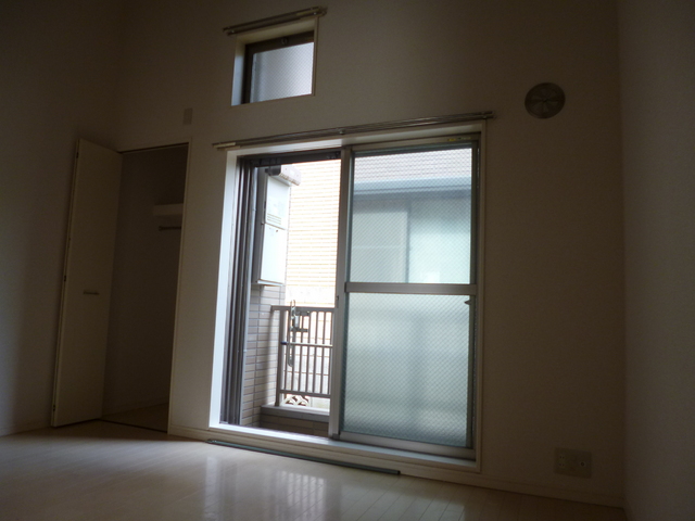 居室・リビング　真っ白な明るいお部屋です