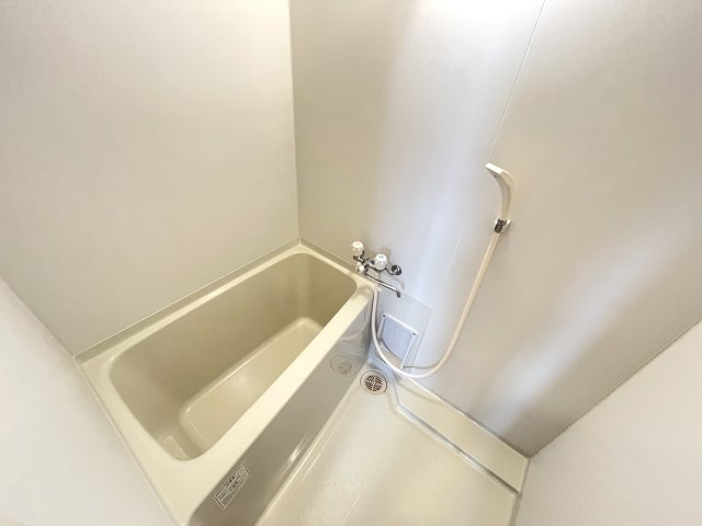 バス・シャワールーム　白を基調とした清潔感のある浴室です♪