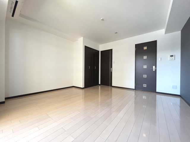 その他部屋・スペース　扉等が黒で統一されているモダンな寝室です☆