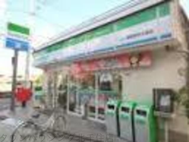 コンビニ　ファミリーマート（コンビニ）まで600m
