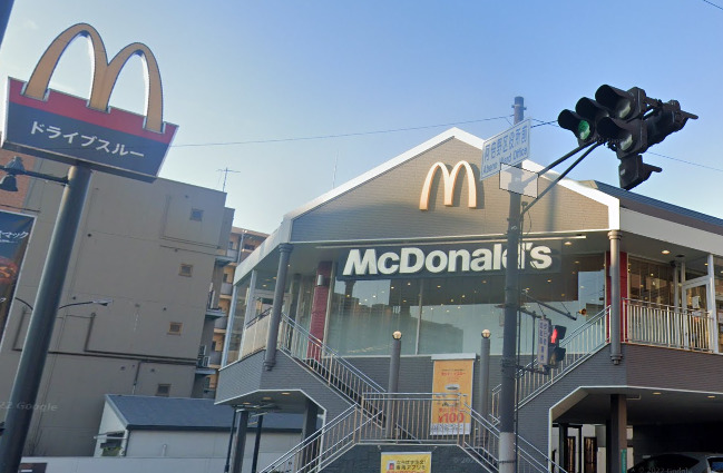 飲食店　マクドナルド文の里店（飲食店）まで678m